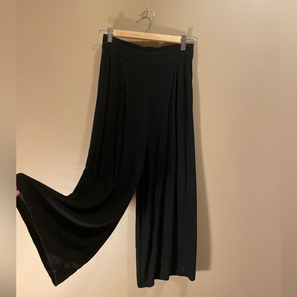 Monki - Black Super Soft Wide Lev Culotte Trousers - Picture 1 of 6